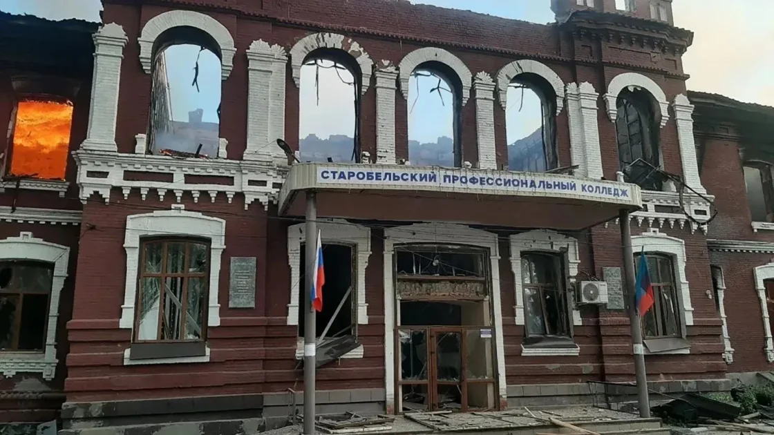 Clădire distrusă după atac cu drone în Luhansk. Foto ilustrativ.
