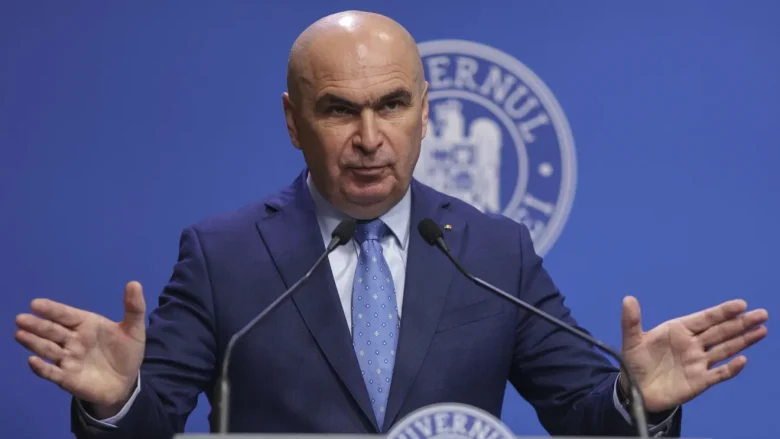 Ilie Bolojan la conferința de presă a Guvernului, în timp ce acuză PSD că minte în scandalul fraților Micula. Foto ilustrativ.