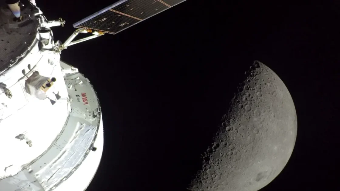 Capsula Orion NASA în apropierea Lunii, cu panourile solare desfășurate. Foto ilustrativ.