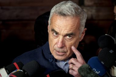 Călin Georgescu vorbind la microfoane în fața presei în contextul crizei guvernamentale. Foto ilustrativ.