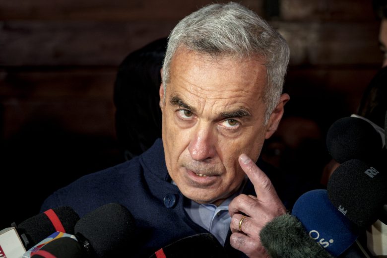 Călin Georgescu vorbind la microfoane în fața presei în contextul crizei guvernamentale. Foto ilustrativ.