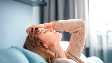 Femeie tânără cu durere de cap severă, posibil simptom de accident vascular cerebral. Foto ilustrativ.