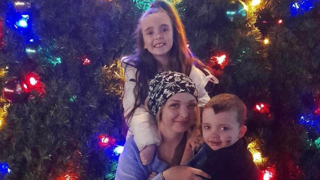 Kaylin Gawf alături de fiica sa Jace și fiul său Memphis, în fața unui brad de Crăciun. Foto: GoFundMe / Kaylin Gawf.