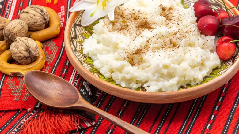 Orez cu lapte în bol tradițional românesc cu cireșe și nuci, specific pentru pomana de Rusalii. Foto ilustrativ.