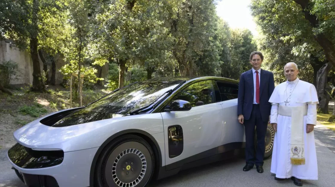 Papa Leon al XIV-lea și John Elkann alături de Ferrari Luce electric la Castel Gandolfo, mai 2026. Foto: Vatican Media.