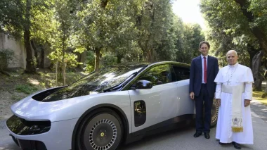 Papa Leon al XIV-lea și John Elkann alături de Ferrari Luce electric la Castel Gandolfo, mai 2026. Foto: Vatican Media.