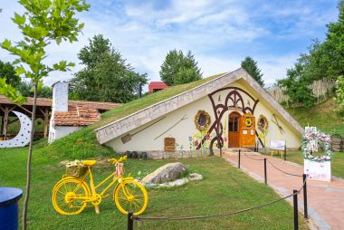 Parc tematic cu construcție tradițională românească și acoperiș din iarbă, unul dintre cele mai originale parcuri de distracție din România. Foto ilustrativ.