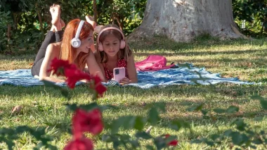 Zi însorită de vară în parc — prognoza ANM anunță temperaturi plăcute în iunie 2026