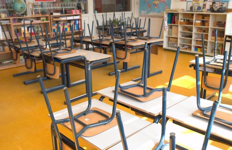 Sală de clasă goală cu scaune pe bănci, la finalul anului școlar 2025-2026. Foto ilustrativ.